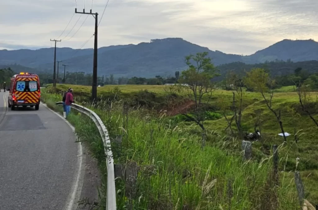 Local do capotamento na SC-390 em Pedras Grandes, com área de pastagem ao lado da rodovia