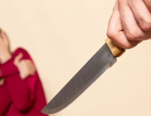 Homem é baleado após ameaçar PMs com faca
