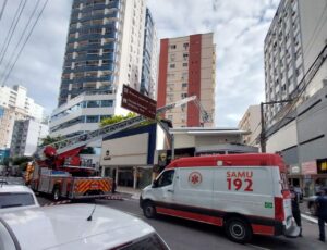 Homem leva choque elétrico ao lavar telhado em BC