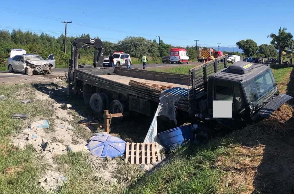 Equipes de resgate atuam em grave acidente envolvendo três veículos na SC-285, em Araranguá