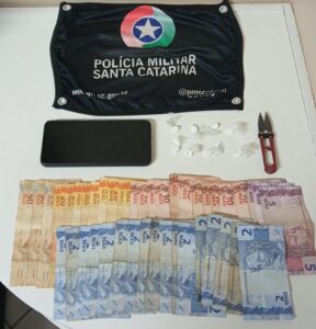Suspeito é preso com drogas e dinheiro