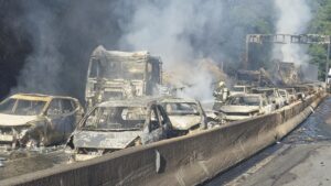 Trânsito segue lento na BR-101 após grave acidente