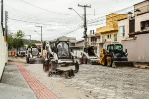 Capina mecanizada avança nos bairros de São José