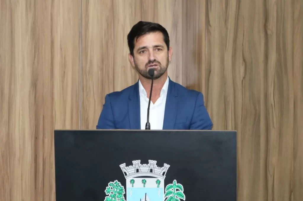 Vereador de Içara propõe projeto para retirada de fios inutilizados nos postes da cidade