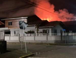 Incêndio atinge residência e galpão em Bombinhas