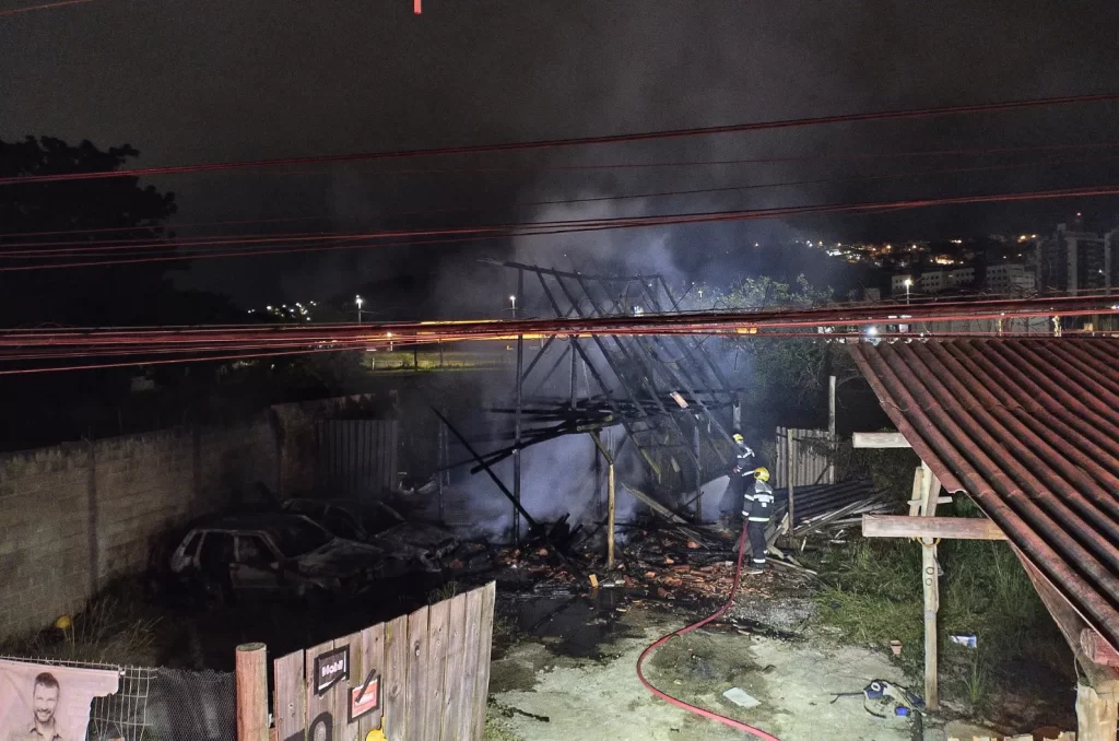 Chamas consomem galpão no Kobrasol durante a madrugada desta segunda-feira (21). Bombeiros de São José trabalharam no combate ao incêndio