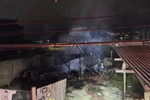 Incêndio destrói galpão em São José