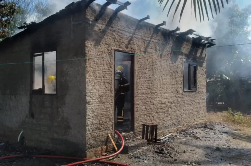 Imagem do Corpo de Bombeiros controlando incêndio em residência no bairro São Cristovão, em Maracajá