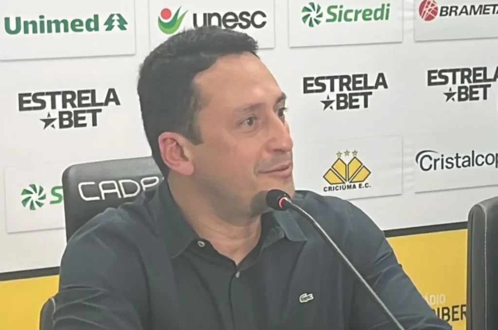 Ítalo Rodrigues em coletiva de imprensa em que falou sobre a punição para a banda do Criciúma