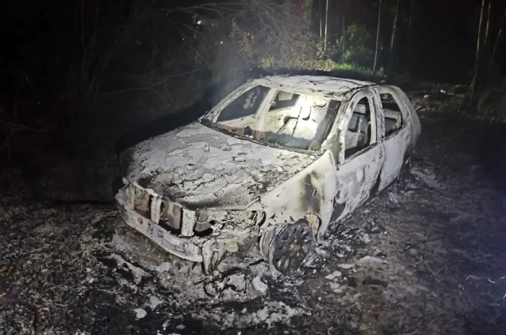 Carro totalmente carbonizado após incêndio em Jaguaruna