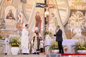 Governador participa de missa em festa de Içara