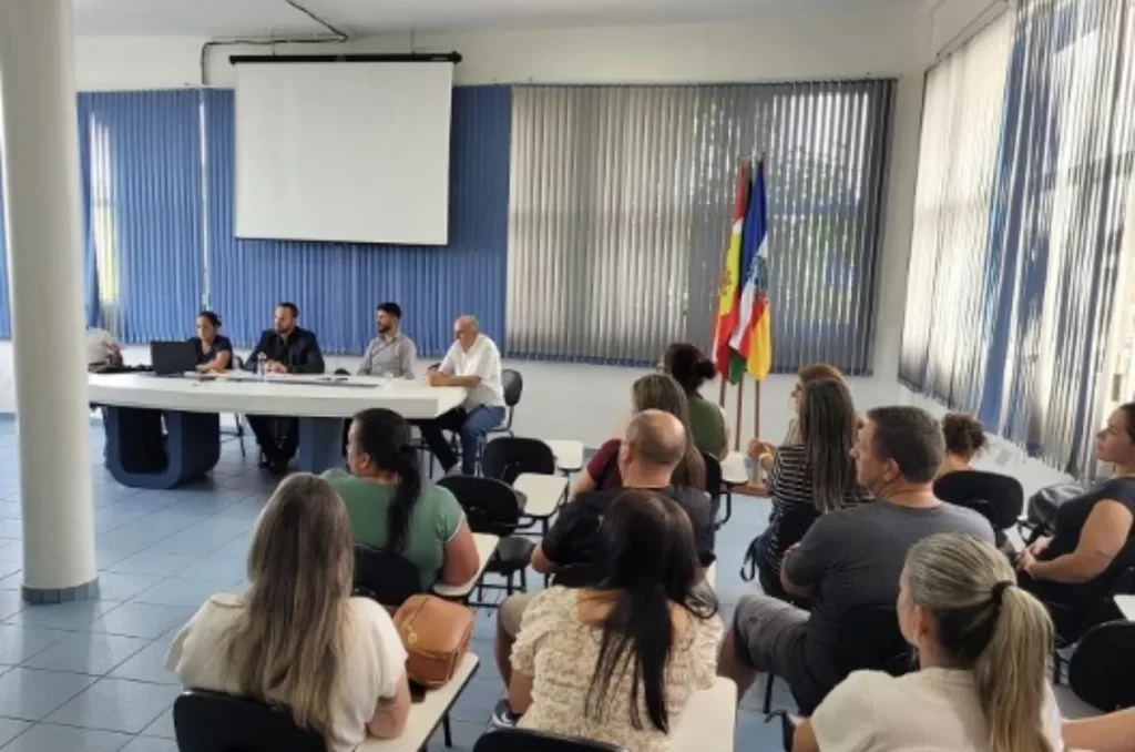 Reunião no SAMAE de Araranguá com lojistas do camelódromo para discutir os próximos passos após a conclusão da licitação