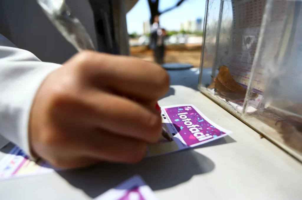 Apostador realizando aposta na Lotofácil