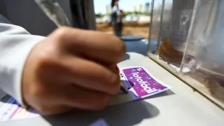 Apostador realizando aposta na Lotofácil