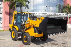 São José recebe retroescavadeira para agricultores