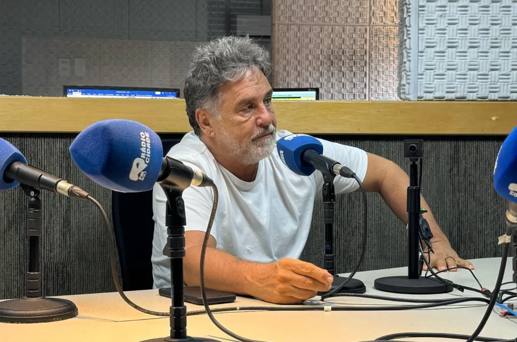 Marcos Frota durante entrevista à Rádio Cidade em Dia