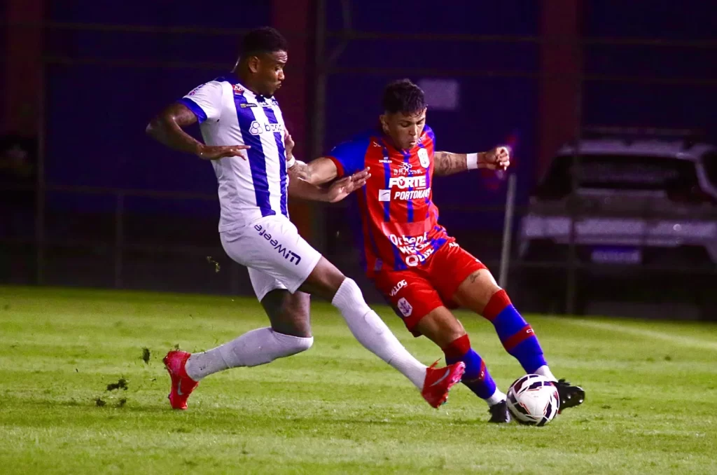 Jogo de futebol no Estádio Hercílio Luz entre Marcílio Dias e São José (RS)