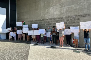 Moradores protestam contra corte de luz em Criciúma