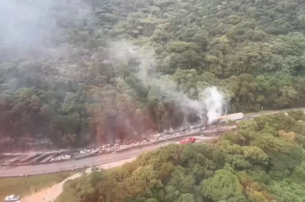 Vista aérea do Morro dos Cavalos após explosão de caminhão