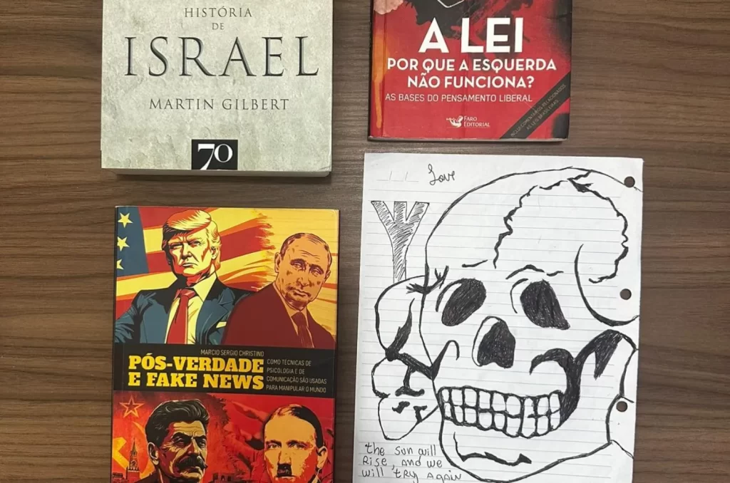 Livros apreendidos pela Polícia Civil durante operação em Navegantes relacionados a investigação de discurso de ódio e ataques planejados