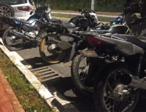PM apreende motos em manobras perigosas em Itajaí