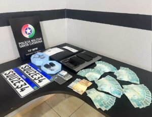 PM apreende veículo clonado e prende foragido em BC