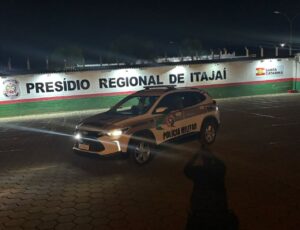 PM de Itajaí prende dois foragidos e motorista bêbado