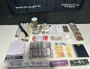 PM prende jovem por tráfico de drogas em Itajaí