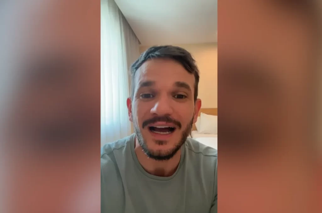 Padre Patrick convidando a população para participar de missa em Araranguá