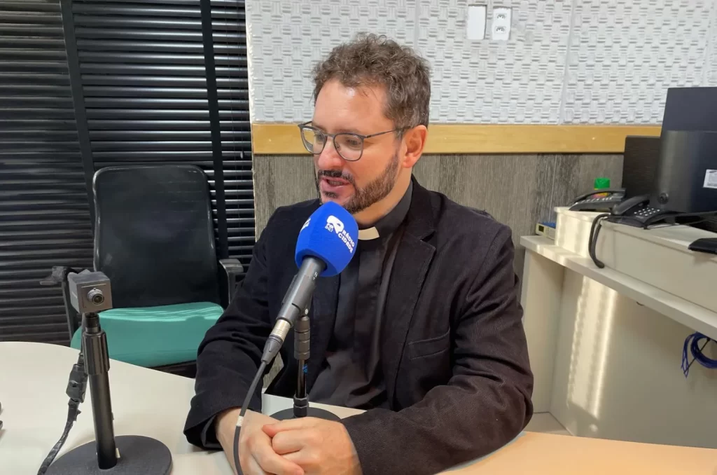 Padre Thiago De Moliner Eufrásio, durante entrevista à Rádio Cidade em Dia