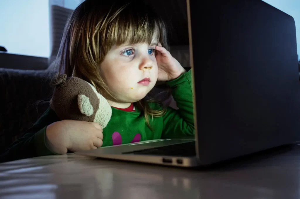 Os perigos de crianças consumindo conteúdos online