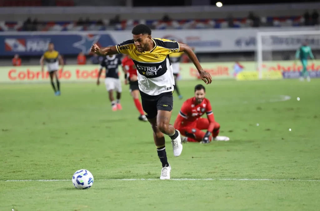 Werik Popó em ação contra o Remo pela Copa do Brasil