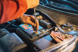 Por que a bateria do carro para de vez?