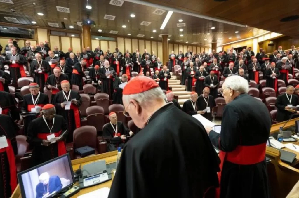 Imagem da Sétima Congregação Geral do Colégio Cardinalício no Vaticano, com cardeais reunidos para discutir o conclave papal