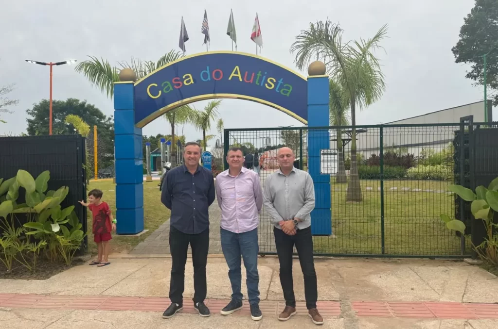 Prefeito de Balneário Rincão, Luiz Laurindo, observa instalações do Complexo Neurosensorial em Balneário Camboriú