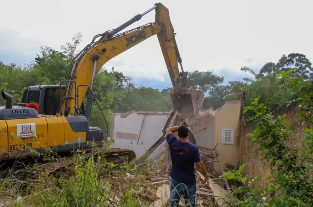 Desassoreamento do Rio Criciúma, no Pinheirinho