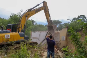 Rio Criciúma é desassoreado no Pinheirinho
