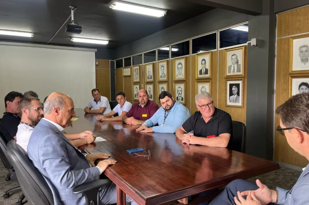 Reunião sobre ampliação do tráfego na Serra da Rocinha, com participação de lideranças locais e representantes do DNIT/SC