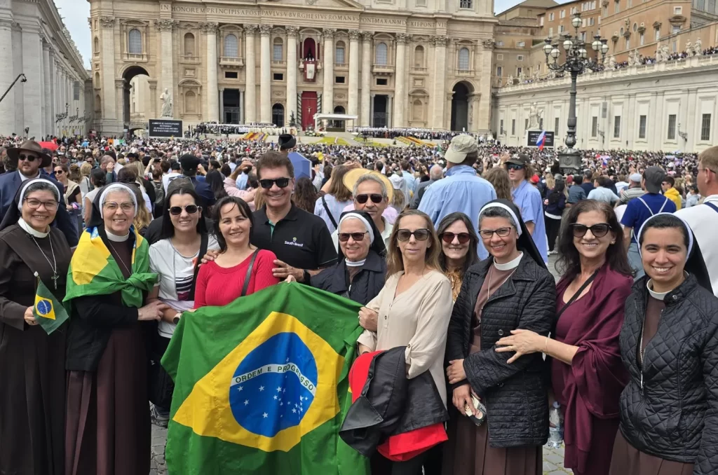 Catarinense compartilha sua experiência no Vaticano diante da Basílica, em dia de luto pela morte do Papa