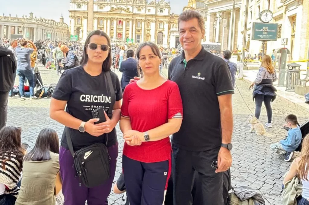 Catarinense compartilha sua experiência no Vaticano diante da Basílica, em dia de luto pela morte do Papa