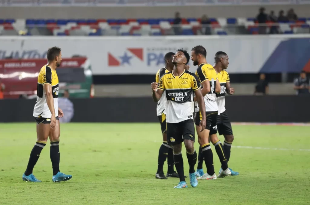Matheus Trindade comemora um gol durante a partida entre Criciúma e Remo, pela Copa do Brasil, celebrando a vitória
