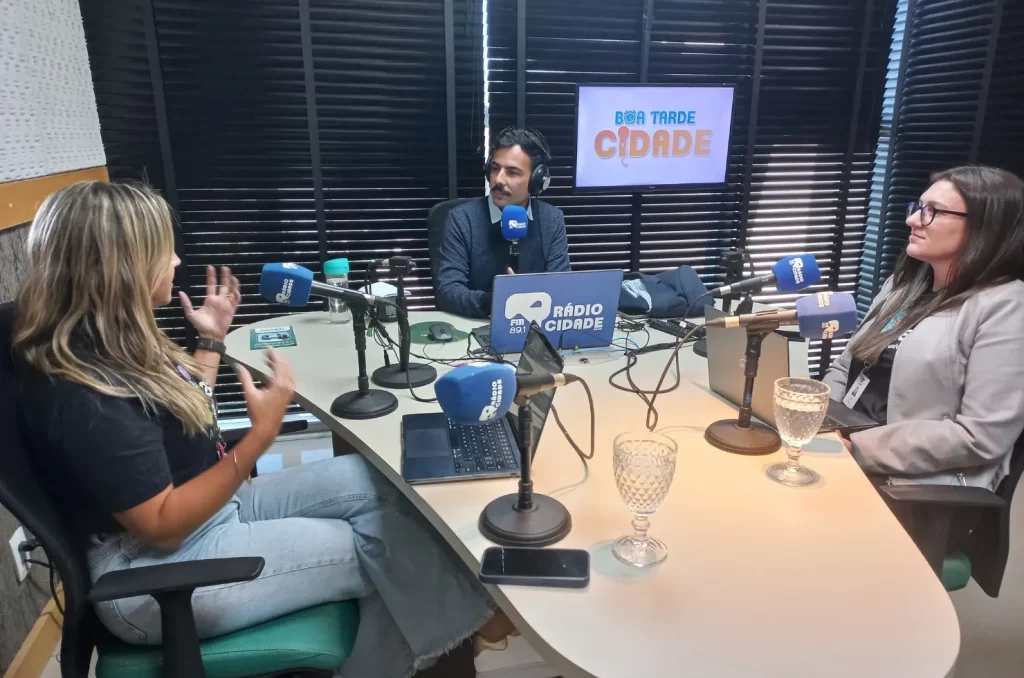 Pesquisadoras Vanessa Avena Miranda e Suzana Cararo Confortin durante entrevista à Rádio Cidade em Dia sobre o estudo Life Study da Unesc