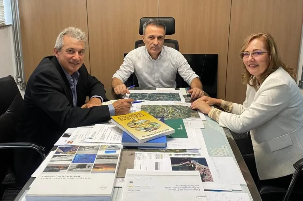 Prefeita Stela Talamini discute avanços e desafios da pavimentação da Rodovia dos Mineiros com o governo estadual em reunião