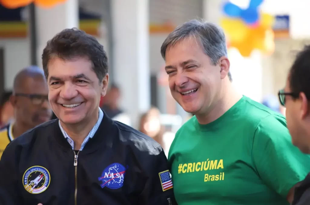 Prefeito Vagner Espíndola e ex-prefeito Clésio Salvaro durante evento, com foco nas declarações de Espíndola sobre sua gestão e o futuro político