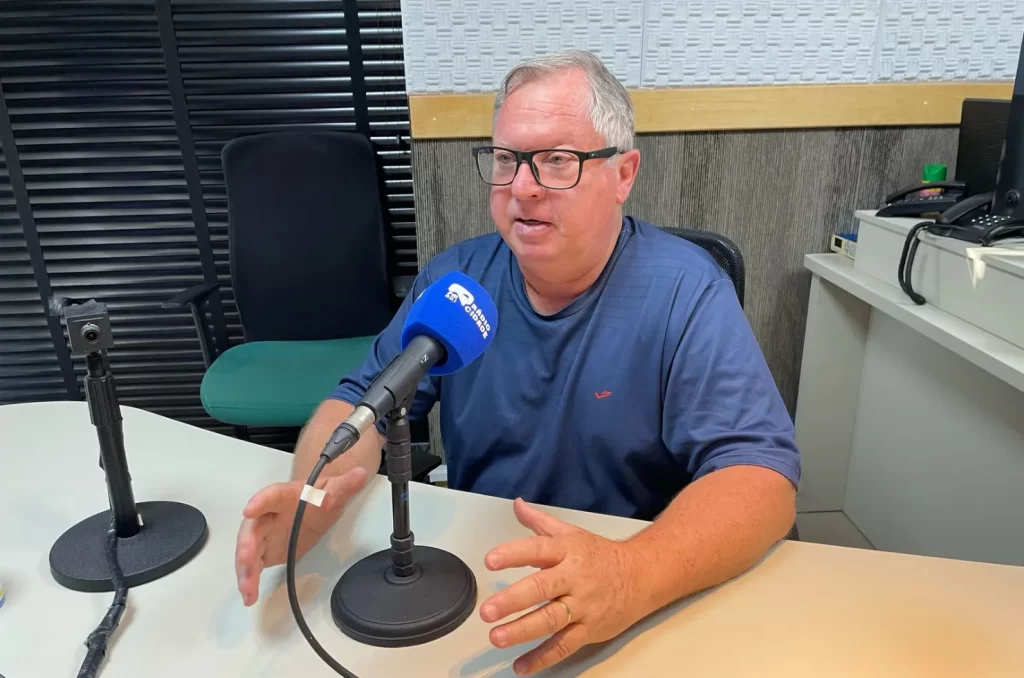 Vereador de Criciúma, Ademir Honorato, durante entrevista à Rádio Cidade em Dia