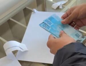 Homem é preso com dinheiro falso nos Correios em SC