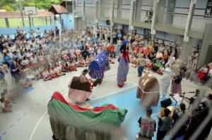 Alunos da Apae apresentam o tradicional Boi de Mamão