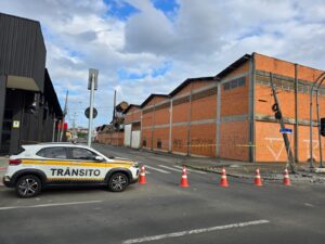 Rua fica interditada após carro derrubar postes