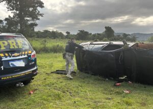 Fuga de abordagem resulta em capotamento em Itajaí