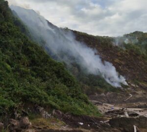 Ação conjunta combate fogo em morro de Itajaí